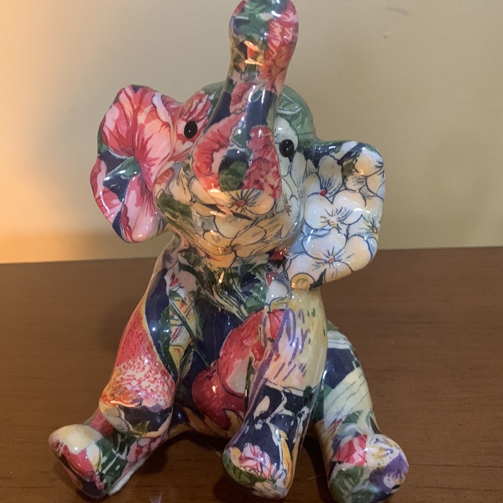 Floral sitting up elephant trunk up porcelain figurine - Picture 7 of 7